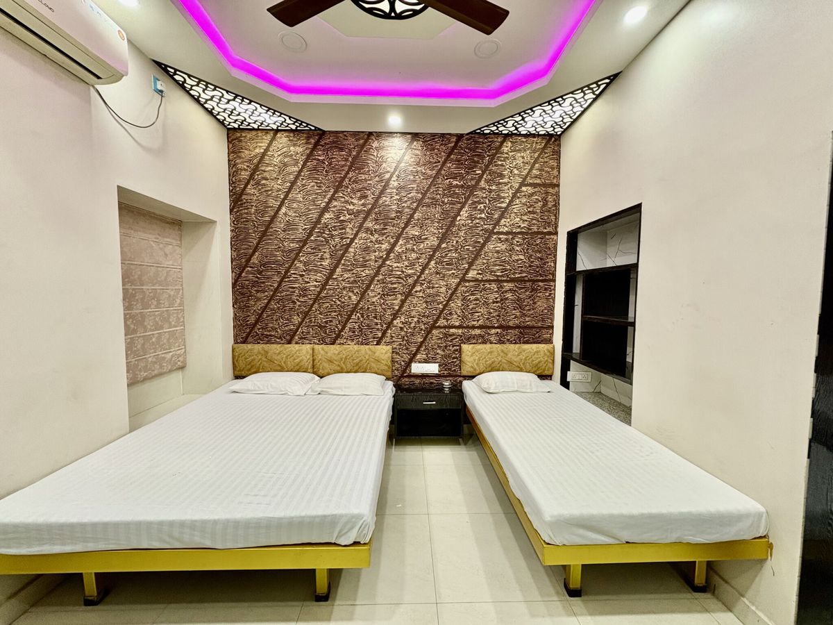 Budget guest house room in Kolkata with three beds