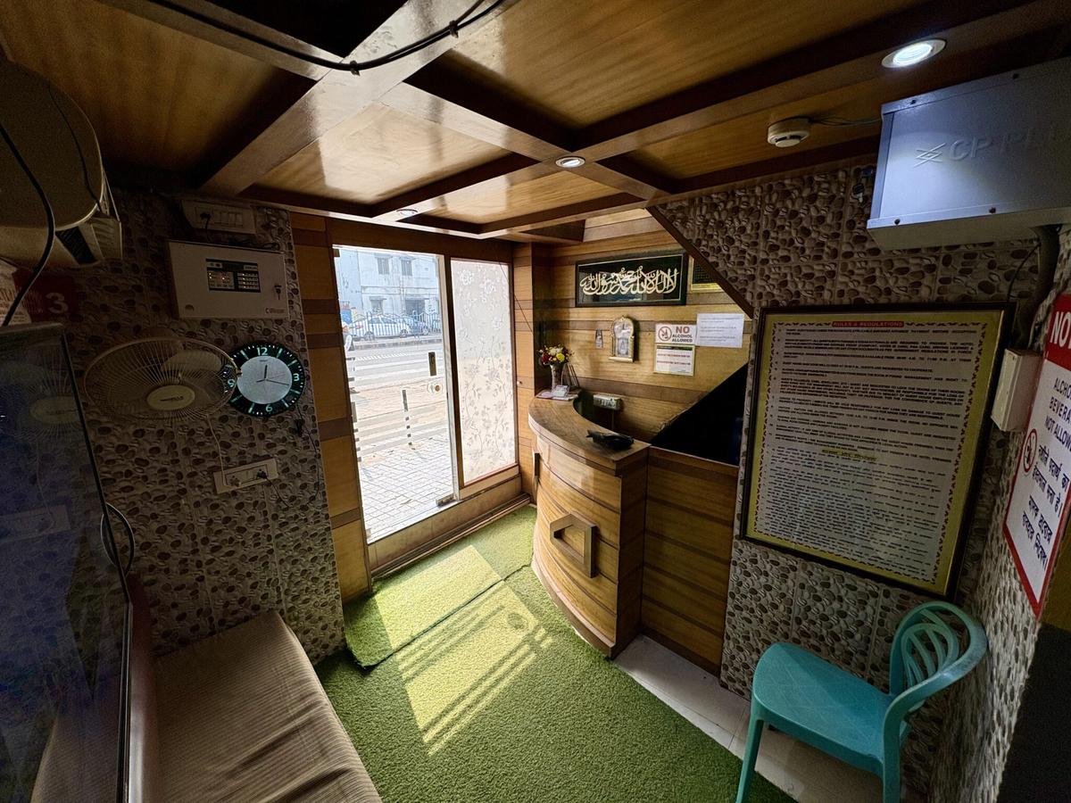 Entrance and reception desk at New Metro Guest House Kolkata