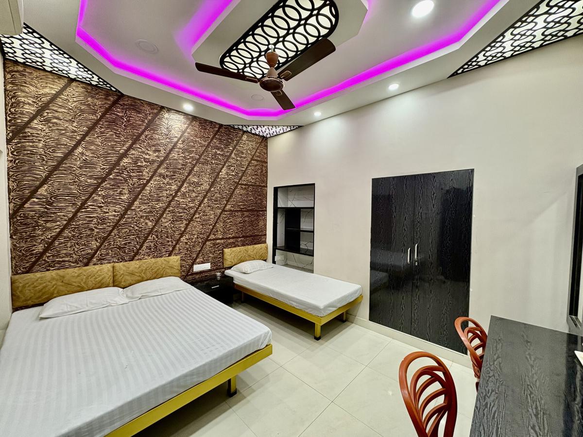 Modern interior room at New Metro Guest House Kolkata